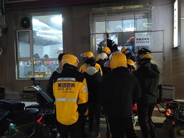 “一元晚餐”温暖外卖骑手 店主：就是随手的事