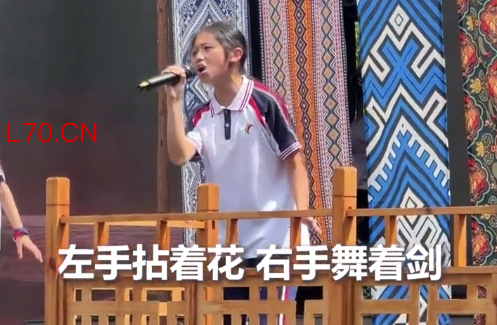 小学生合唱《左手指月》 ,一开口惊艳全场