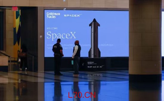 位于纽约高盛总部大厅的SpaceX标志。