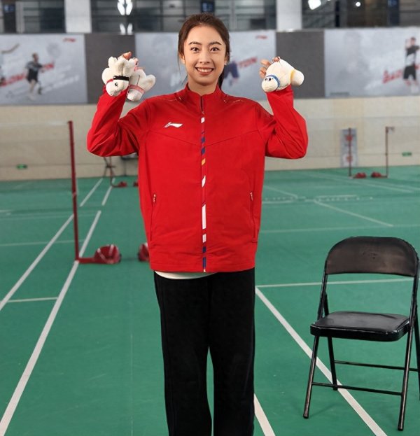 她是羽坛女神, 退役当大学老师, 和奥运冠军相恋19年, 家庭幸福