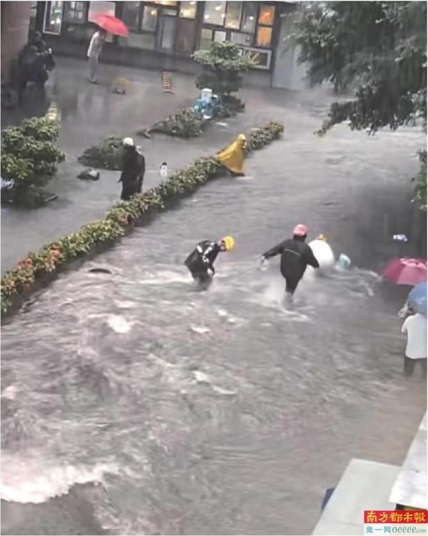 外卖小哥暴雨中狂奔救起落水儿童